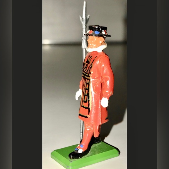 Vintage BRITAIN'S SOLDIERS LTD Beefeater Miniature Metal Guard Made in England - Picture 6 of 7